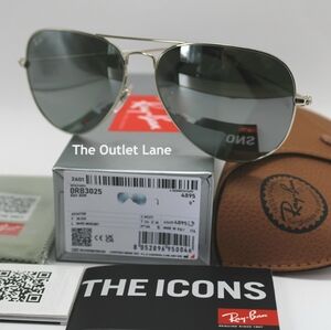 Model Display RayBan Aviator Silver Mirror RB3025 Reflective